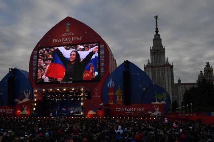 Москва.  Во время фестиваля болельщиков FIFA Fan Fest 2018 на Воробьевых горах.