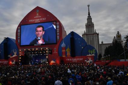 Москва.  Российский футболист Александр Кержаков (на телеэкране) во время Фестиваля болельщиков FIFA Fan Fest 2018 на Воробьевых горах.