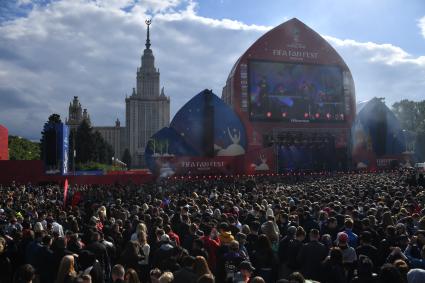 Москва. Во время фестиваля болельщиков FIFA Fan Fest 2018 на Воробьевых горах.