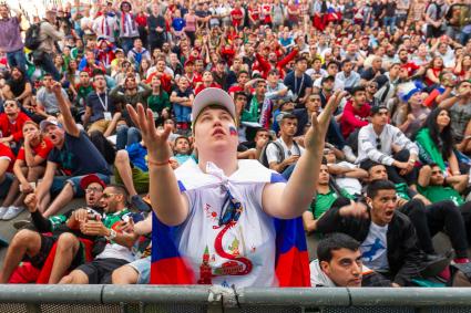 Санкт-Петербург. Болельщики во время трансляции матча-открытия чемпионата мира по футболу - 2018 между сборными командами России и Саудовской Аравии в фан-зоне ЧМ-2018 на Конюшенной площади.