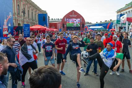 Санкт-Петербург. Болельщики играют в футбол на территории фан-зоны.