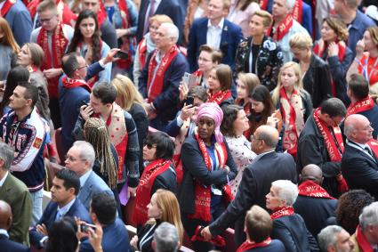 Москва. Болельщики на трибунах во время церемонии открытия чемпионата мира по футболу 2018 на стадионе `Лужники`.