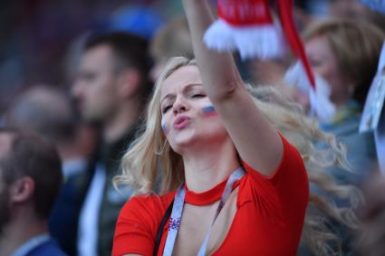 Москва. Российская болельщица на матче группового этапа чемпионата мира по футболу между сборными России и Саудовской Аравии.