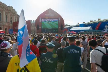 Санкт-Петербург. Болельщики во время трансляции матча-открытия чемпионата мира по футболу - 2018 между сборными командами России и Саудовской Аравии в фан-зоне ЧМ-2018 на Конюшенной площади.