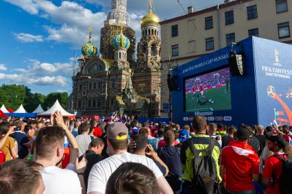 Санкт-Петербург. Болельщики во время трансляции матча-открытия чемпионата мира по футболу - 2018 между сборными командами России и Саудовской Аравии в фан-зоне ЧМ-2018 на Конюшенной площади.