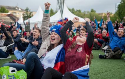 Пермь. Болельщики во время трансляции матча-открытия чемпионата мира по футболу - 2018 между сборными командами России и Саудовской Аравии в фан-зоне ЧМ-2018.