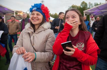 Пермь. Болельщицы во время трансляции матча-открытия чемпионата мира по футболу - 2018 между сборными командами России и Саудовской Аравии в фан-зоне ЧМ-2018.