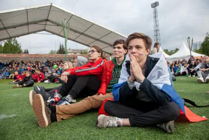 Пермь. Болельщики во время трансляции матча-открытия чемпионата мира по футболу - 2018 между сборными командами России и Саудовской Аравии в фан-зоне ЧМ-2018.