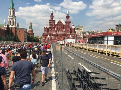 Москва. Иностранные туристы на Красной площади.