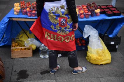 Санкт-Петербург. Продавец с флагом РФ перед началом матча группового этапа чемпионата мира по футболу - 2018 между сборными командами России и Египта.