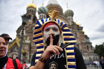 Санкт-Петербург. Болельщики сборной Египта на улицах города перед началом матча группового этапа чемпионата мира по футболу - 2018 между сборными командами России и Египта.