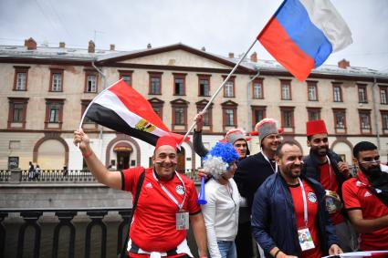 Санкт-Петербург. Болельщики сборных России Египта на улицах города перед началом матча группового этапа чемпионата мира по футболу - 2018 между сборными командами России и Египта.