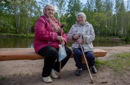 Пермь. Пожилые женщины во время прогулки в парке.