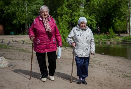 Пермь. Пожилые женщины во время прогулки в парке.