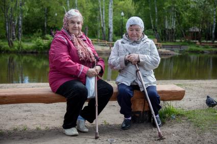 Пермь. Пожилые женщины во время прогулки в парке.