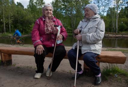 Пермь. Пожилые женщины во время прогулки в парке.