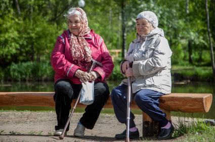 Пермь. Пожилые женщины во время прогулки в парке.