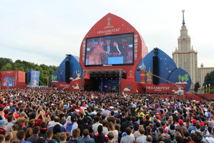 Москва.   Болельщики во время трансляции матча-открытия чемпионата мира по футболу - 2018 между сборными командами России и Саудовской Аравии в фан-зоне ЧМ-2018  на Воробьевых горах.