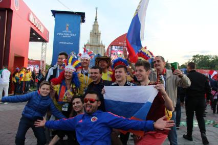 Москва.   Болельщики во время трансляции матча-открытия чемпионата мира по футболу - 2018 между сборными командами России и Саудовской Аравии в фан-зоне ЧМ-2018  на Воробьевых горах.