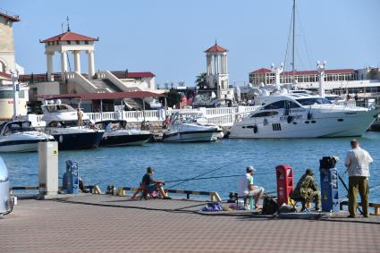 Сочи. Вид на причал у Морского вокзала.