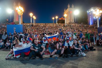 Волгоград. Болельщики сборной России во время трансляции матча группового этапа чемпионата мира по футболу - 2018 между сборными командами России и Египта.