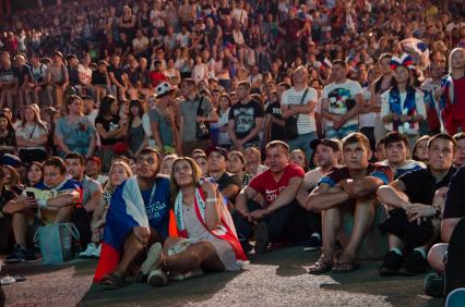 Волгоград. Болельщики сборной России во время трансляции матча группового этапа чемпионата мира по футболу - 2018 между сборными командами России и Египта.