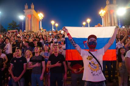 Волгоград. Болельщики сборной России во время трансляции матча группового этапа чемпионата мира по футболу - 2018 между сборными командами России и Египта.