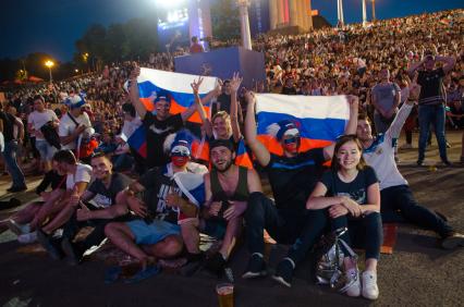 Волгоград. Болельщики сборной России во время трансляции матча группового этапа чемпионата мира по футболу - 2018 между сборными командами России и Египта.