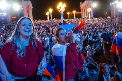 Волгоград. Болельщики сборной России во время трансляции матча группового этапа чемпионата мира по футболу - 2018 между сборными командами России и Египта.