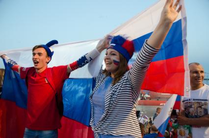 Волгоград. Болельщики сборной России во время трансляции матча группового этапа чемпионата мира по футболу - 2018 между сборными командами России и Египта.