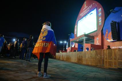 Екатеринбург. Болельщики в Фан-зоне FIFA в ЦПКиО им.Маяковского, где транслировался матч группового этапа Россия 3-1 Египет ЧМ2018