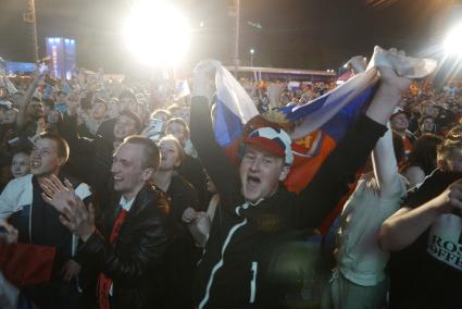 Екатеринбург. Болельщики в Фан-зоне FIFA в ЦПКиО им.Маяковского, где транслировался матч группового этапа Россия 3-1 Египет ЧМ2018