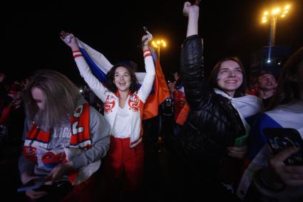 Екатеринбург. Болельщики в Фан-зоне FIFA в ЦПКиО им.Маяковского, где транслировался матч группового этапа Россия 3-1 Египет ЧМ2018