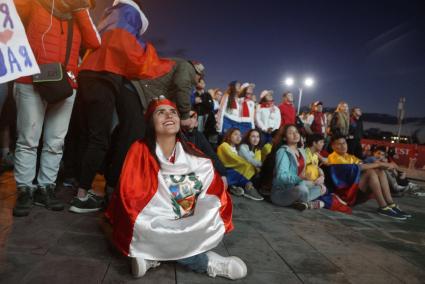 Екатеринбург. Болельщики в Фан-зоне FIFA в ЦПКиО им.Маяковского, где транслировался матч группового этапа Россия 3-1 Египет ЧМ2018