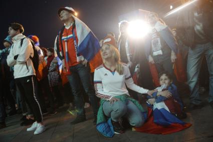 Екатеринбург. Болельщики в Фан-зоне FIFA в ЦПКиО им.Маяковского, где транслировался матч группового этапа Россия 3-1 Египет ЧМ2018