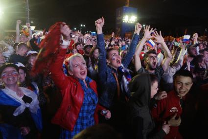 Екатеринбург. Болельщики в Фан-зоне FIFA в ЦПКиО им.Маяковского, где транслировался матч группового этапа Россия 3-1 Египет ЧМ2018