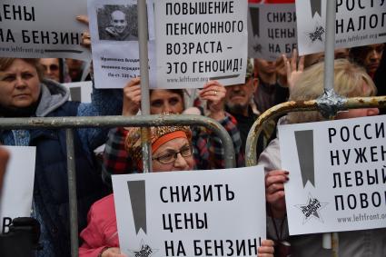 Москва.   Участники митинга оппозиции   `За свободную Россию без репрессий и произвола` на проспекте Академика Сахарова.