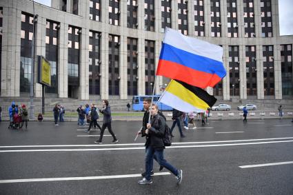 Москва.   Участники митинга оппозиции   `За свободную Россию без репрессий и произвола` на проспекте Академика Сахарова.