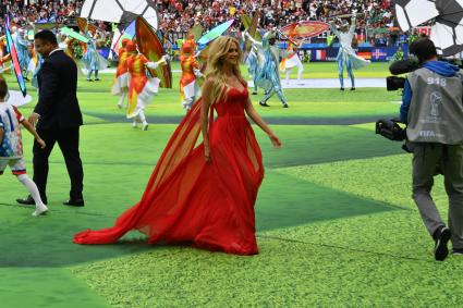 Москва. Посол чемпионата мира по футболу 2018 , фотомодель и телеведущая Виктория Лопырева на церемонии открытия чемпионата мира по футболу 2018 в `Лужниках`.