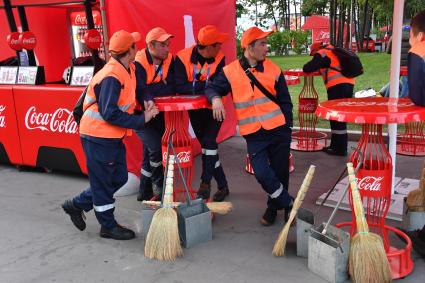 Москва. Сотрудники коммунальных служб у киоска Coca-Cola.