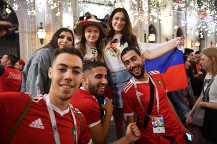 Москва. Болельщики на Никольской улице во время чемпионата мира по футболу FIFA 2018.