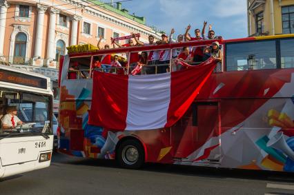 Санкт-Петербург. Иностранные болельщики на автобусной экскурсии на Невском проспекте.