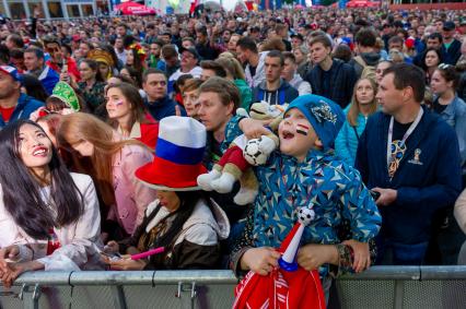 Санкт-Петербург. Болельщики в фан-зоне FIFA на Конюшенной площади.