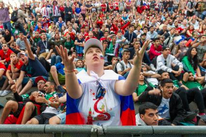 Санкт-Петербург. Болельщики в фан-зоне FIFA на Невском проспекте.