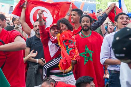 Санкт-Петербург. Болельщики из Марокко в фан-зоне FIFA на Конюшенной площади.