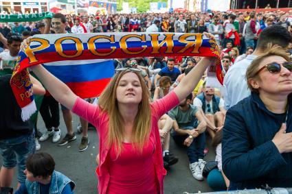 Санкт-Петербург. Российские болельщики в фан-зоне FIFA на Невском проспекте.