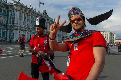 Санкт-Петербург. Иностранные болельщики в фан-зоне FIFA на Дворцовой площади.