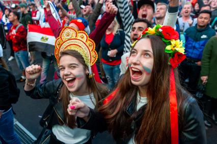 Санкт-Петербург. Российские болельщики в фан-зоне FIFA на Конюшенной площади.