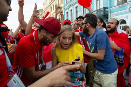 Санкт-Петербург. Иностранные болельщики в фан-зоне FIFA на набережной Гребного канала.