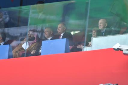 Москва. Наследный принц Саудовской Аравии Мухаммед бен Сальман Аль Сауд, президент FIFA Джани Инфантино, президент России Владимир Путин, вдова вратаря Льва Яшина Валентина и вице-президент РФС Никита Симонян (слева направо) на церемонии открытия чемпионата мира по футболу 2018 в `Лужниках`.